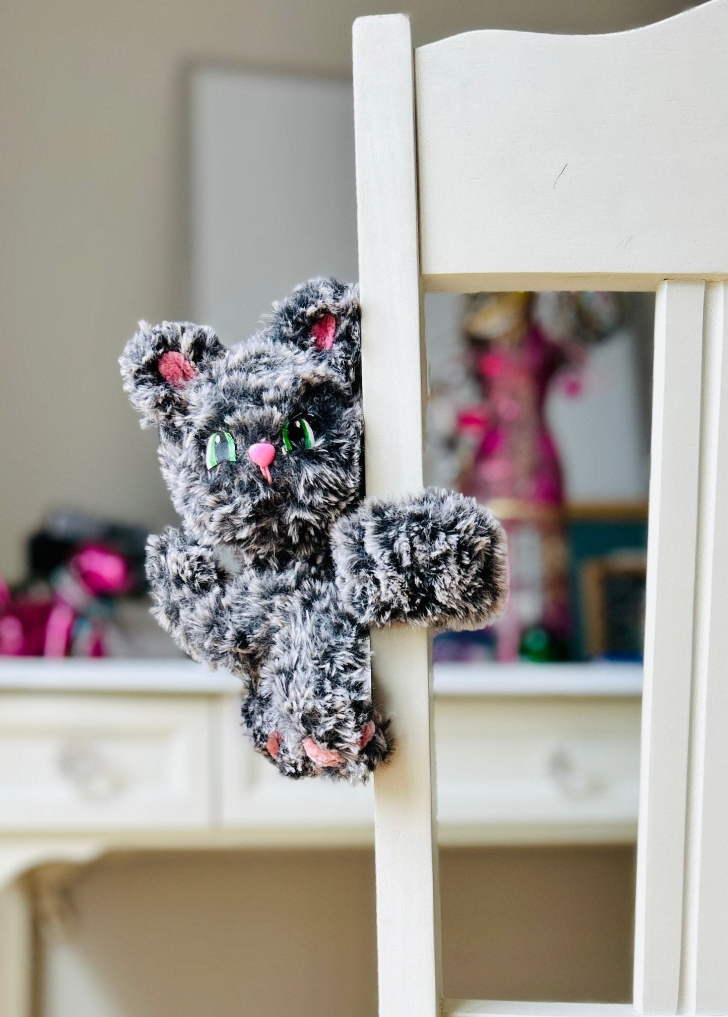 Crochet Fluffy Kitty Hugger Pattern : Adorable Amigurumi