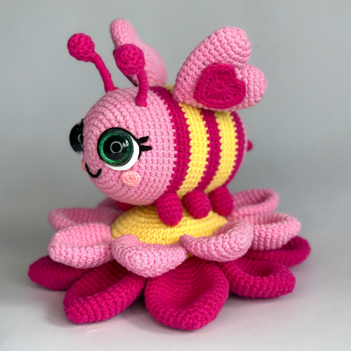 Valentine’s LoveBee Crochet Pattern